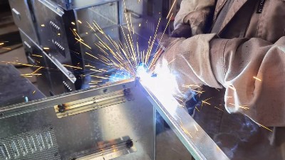 高精度的鈑金加工柜體為什么要使用激光焊機