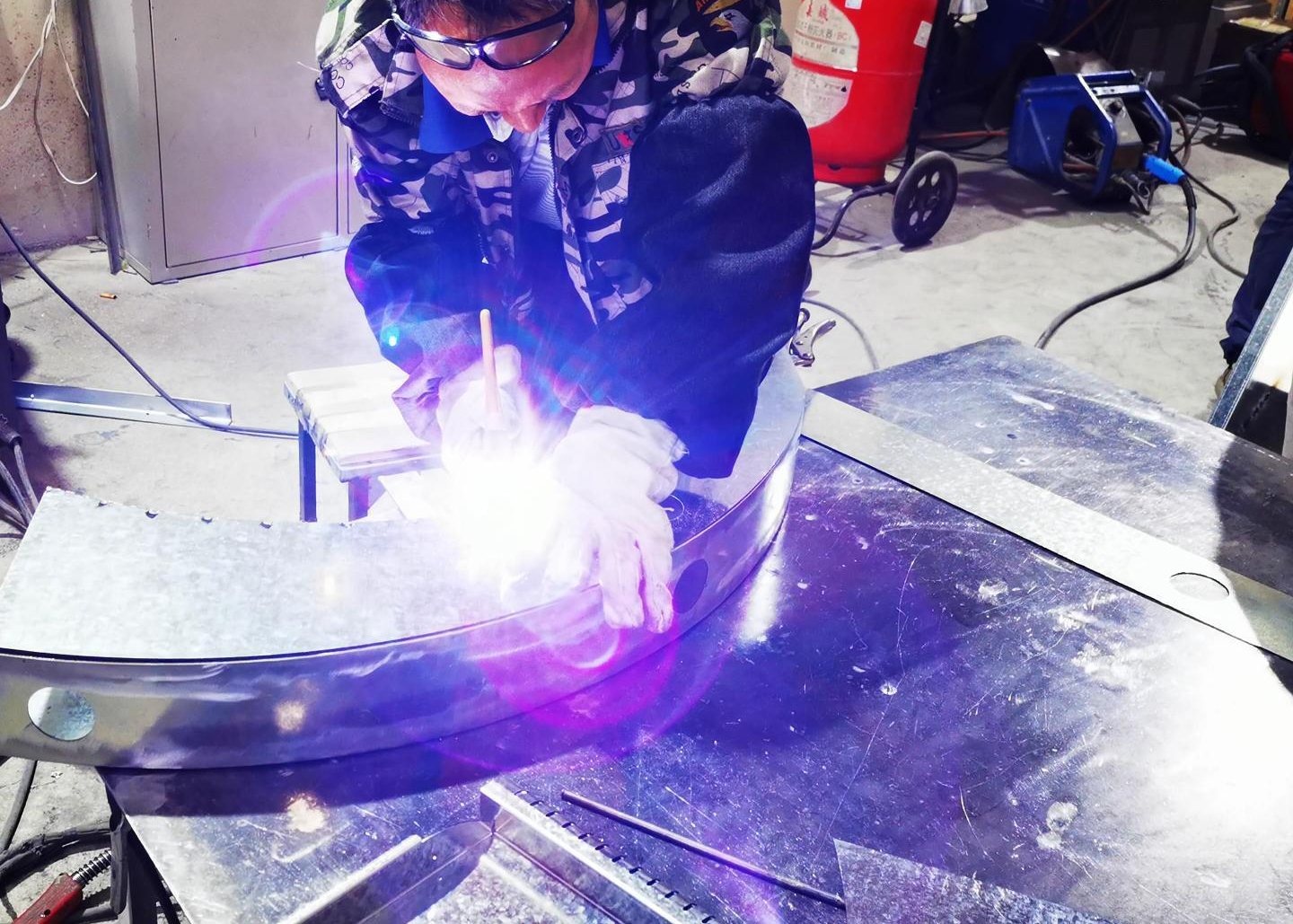 鈑金加工的柜體：為什么多用點焊不用滿焊